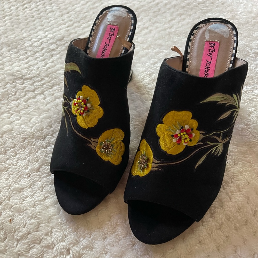BETSY JOHNSON HEELS 🌼🍃🖤
